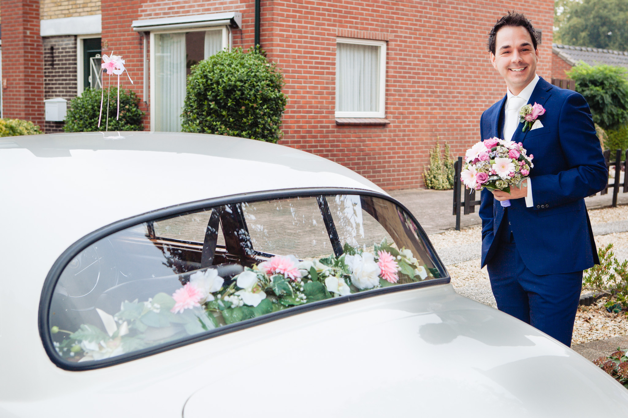 eerbeek trouwfotograaf bruidegom bij de trouwauto trouwreportage 