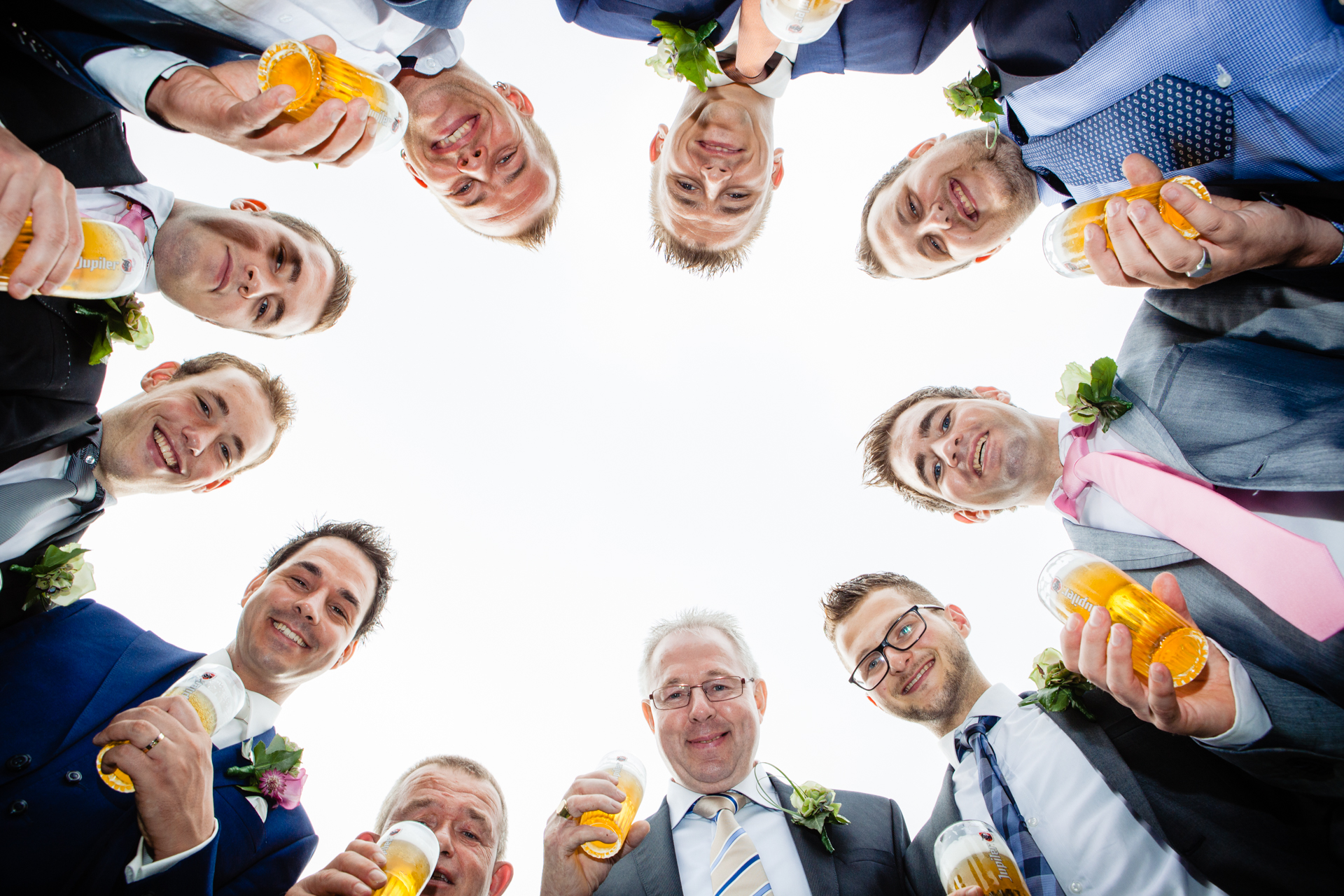 trouwfotograaf eerbeek mannenfoto bruiloft in een kring met bier