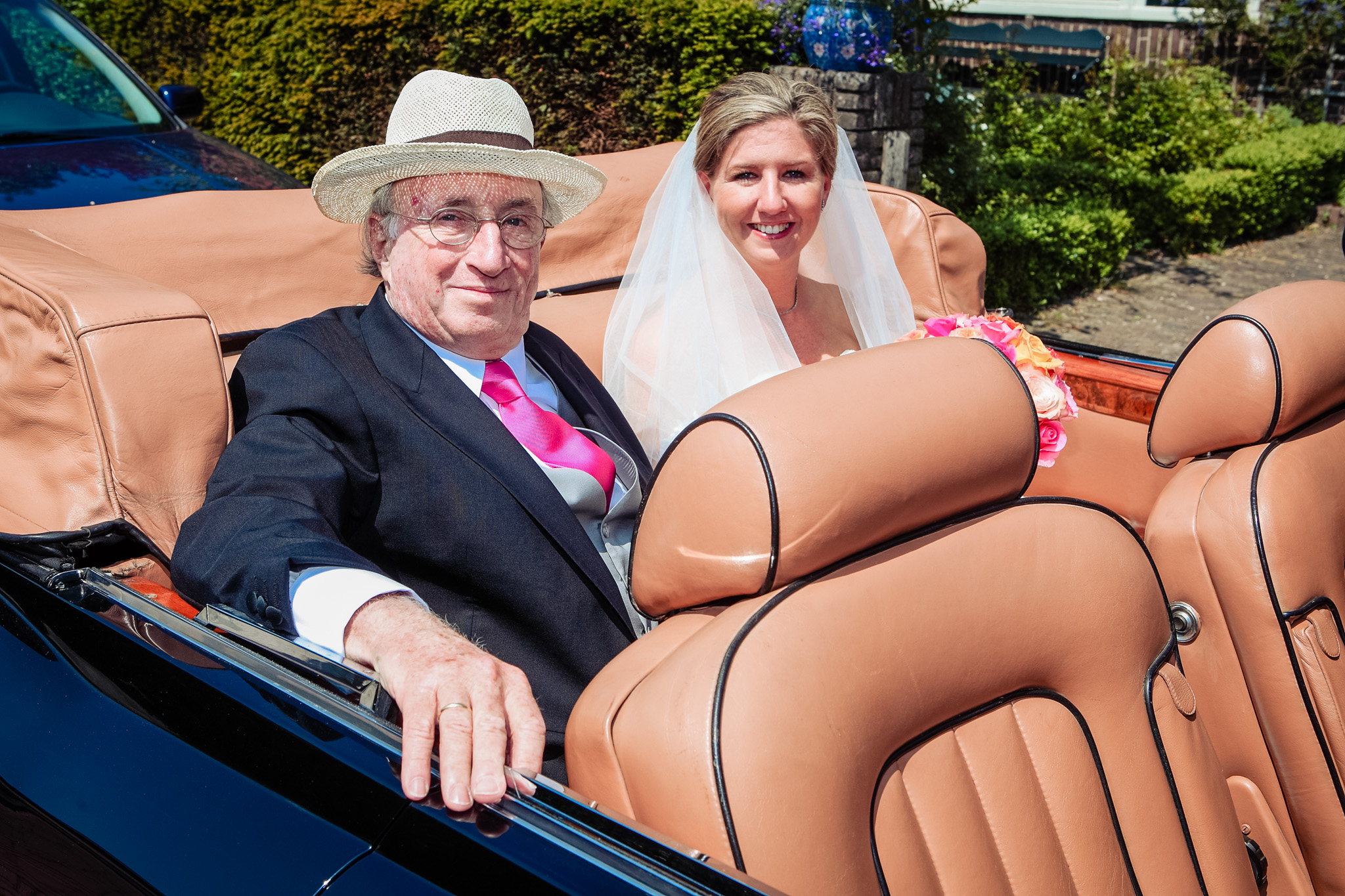 Trouwfotograaf Laren vader brengt bruid naar het gemeentehuis met de auto