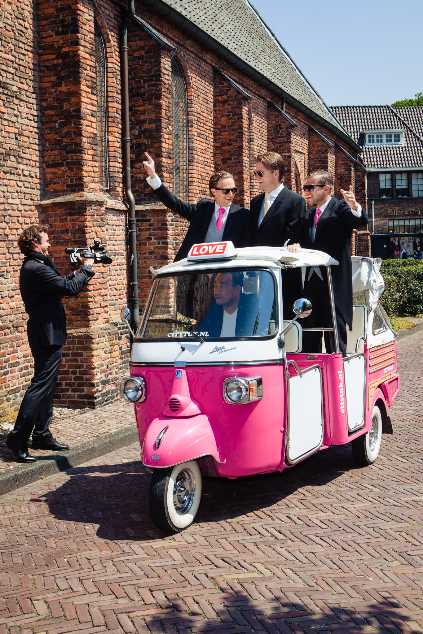 Trouwfotograaf Laren trouw tuktuk naar de kerk