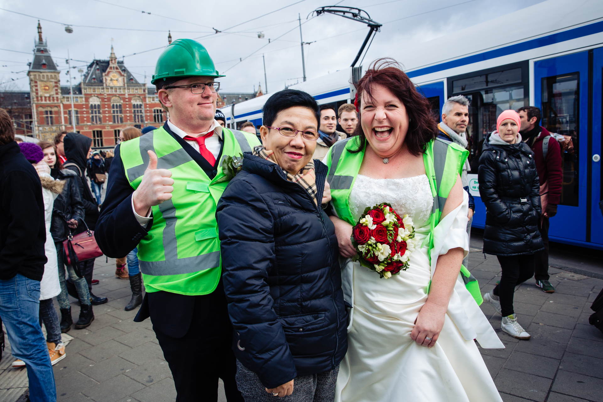 bruidspaar onderweg naar de Noordzuidlijn