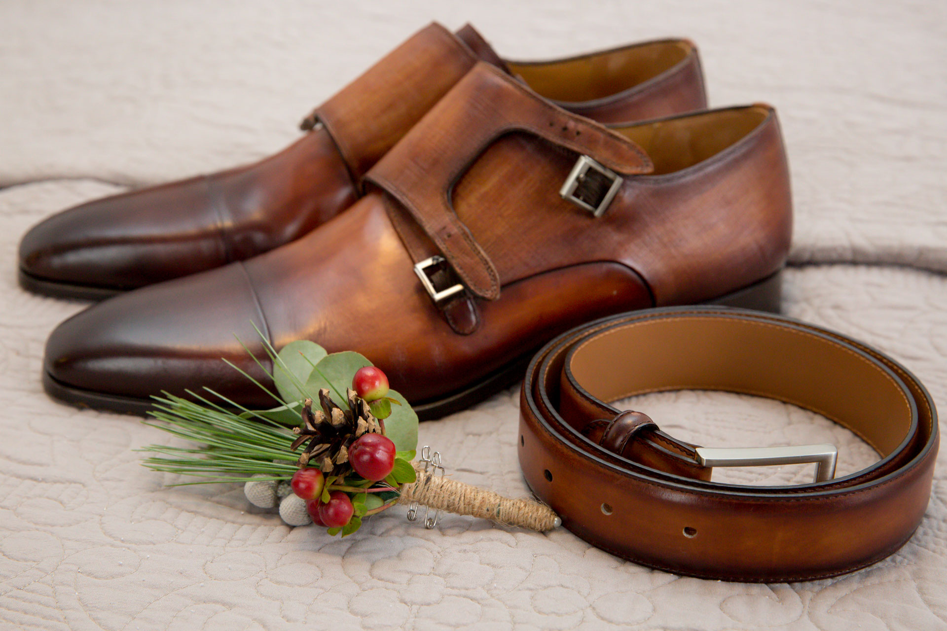 schoenen corsage en riem van de bruidegom in klooster nieuwkerk goirle