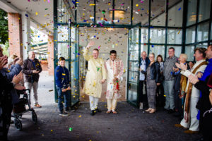 getrouwd en confetti bij het gemeentehuis