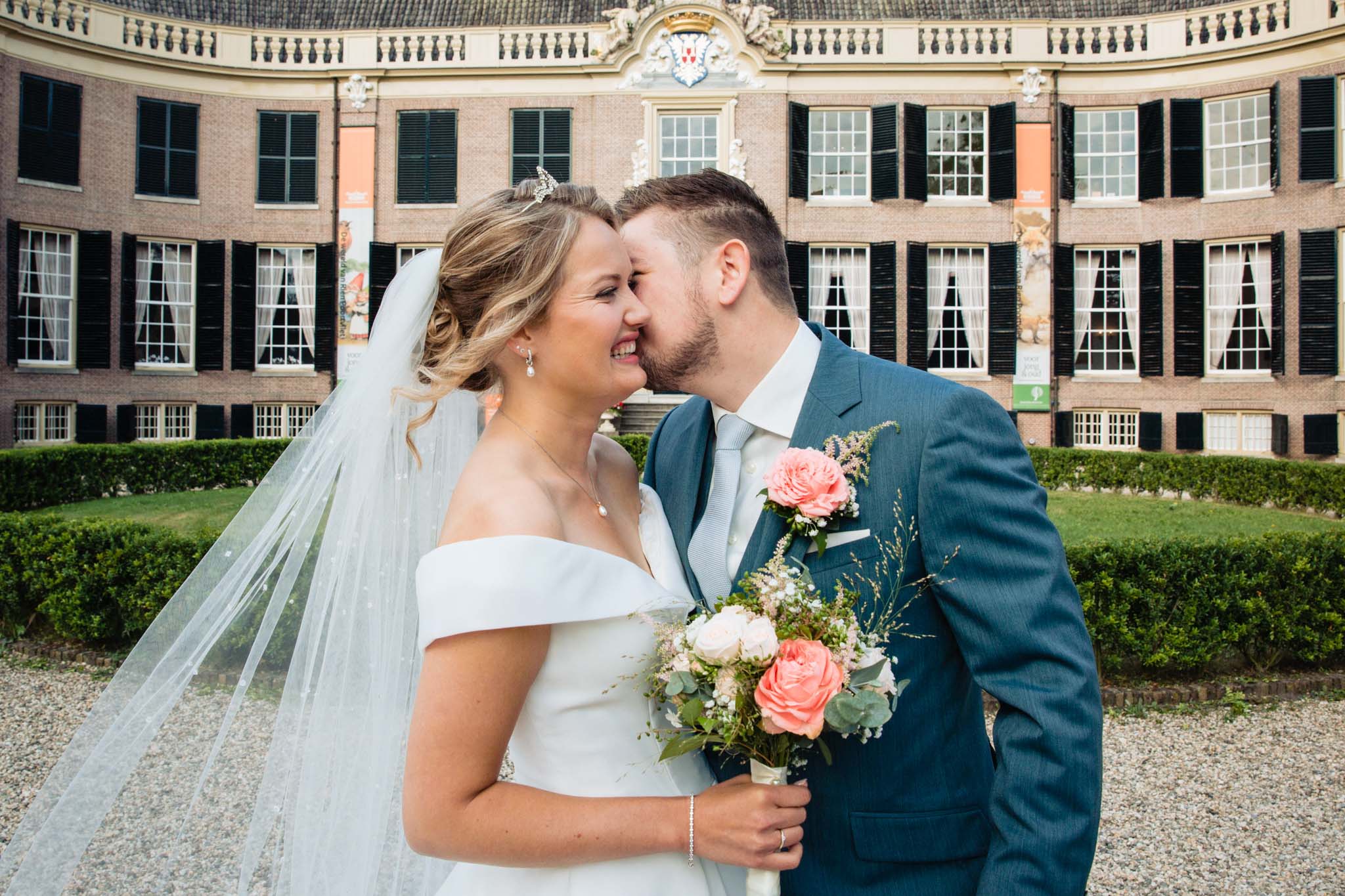 trouwfoto kasteel groeneveld baarn met bruidspaar