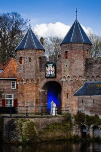 Japanse bruid en Nederlandse bruidegom tijdens de fotoreportage bij de stadsmuur in Amersfoort