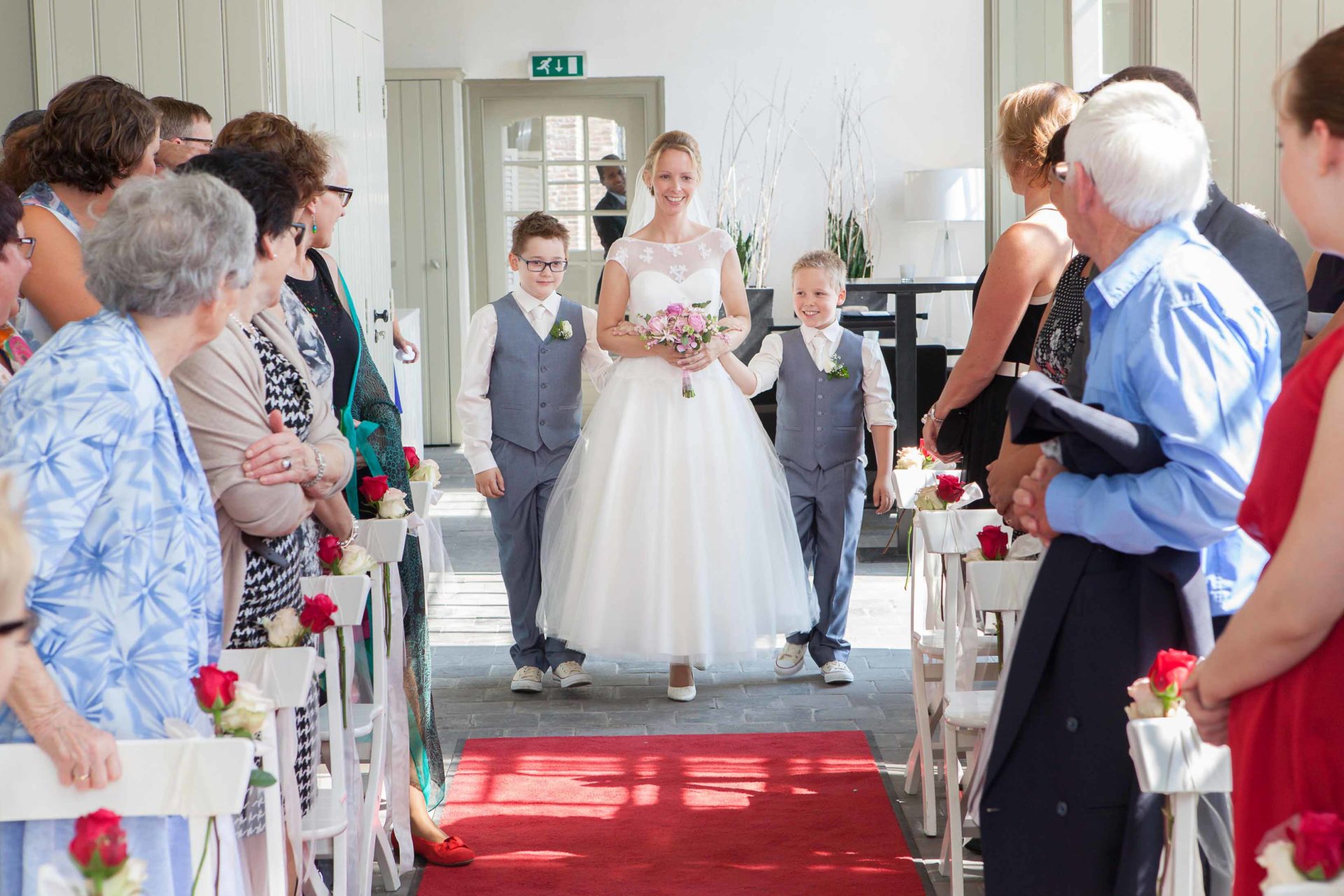 bruid komt binnen bij de ceremonie bij kasteel amerongen