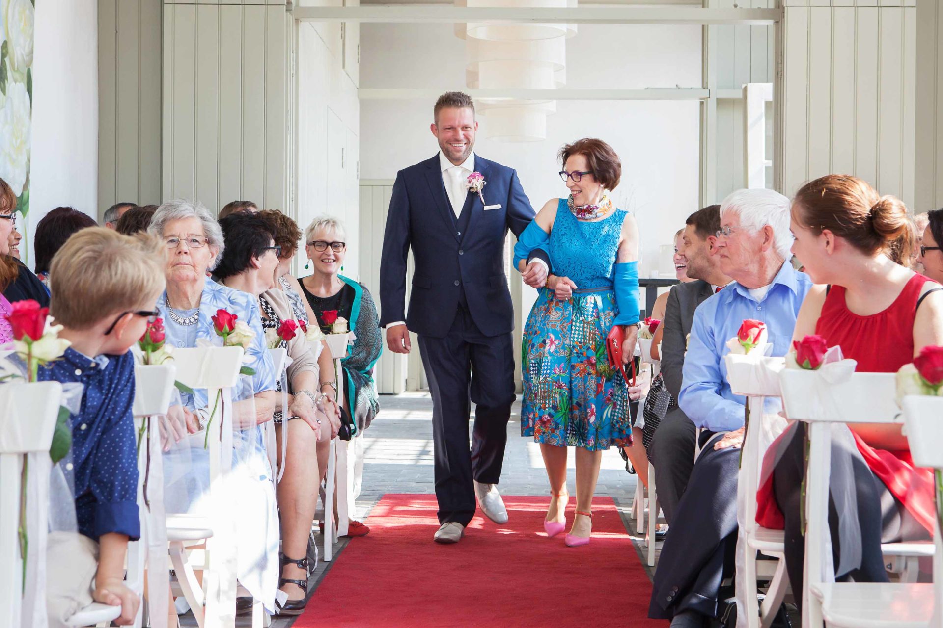 bruidegom komt binnen bij de ceremonie