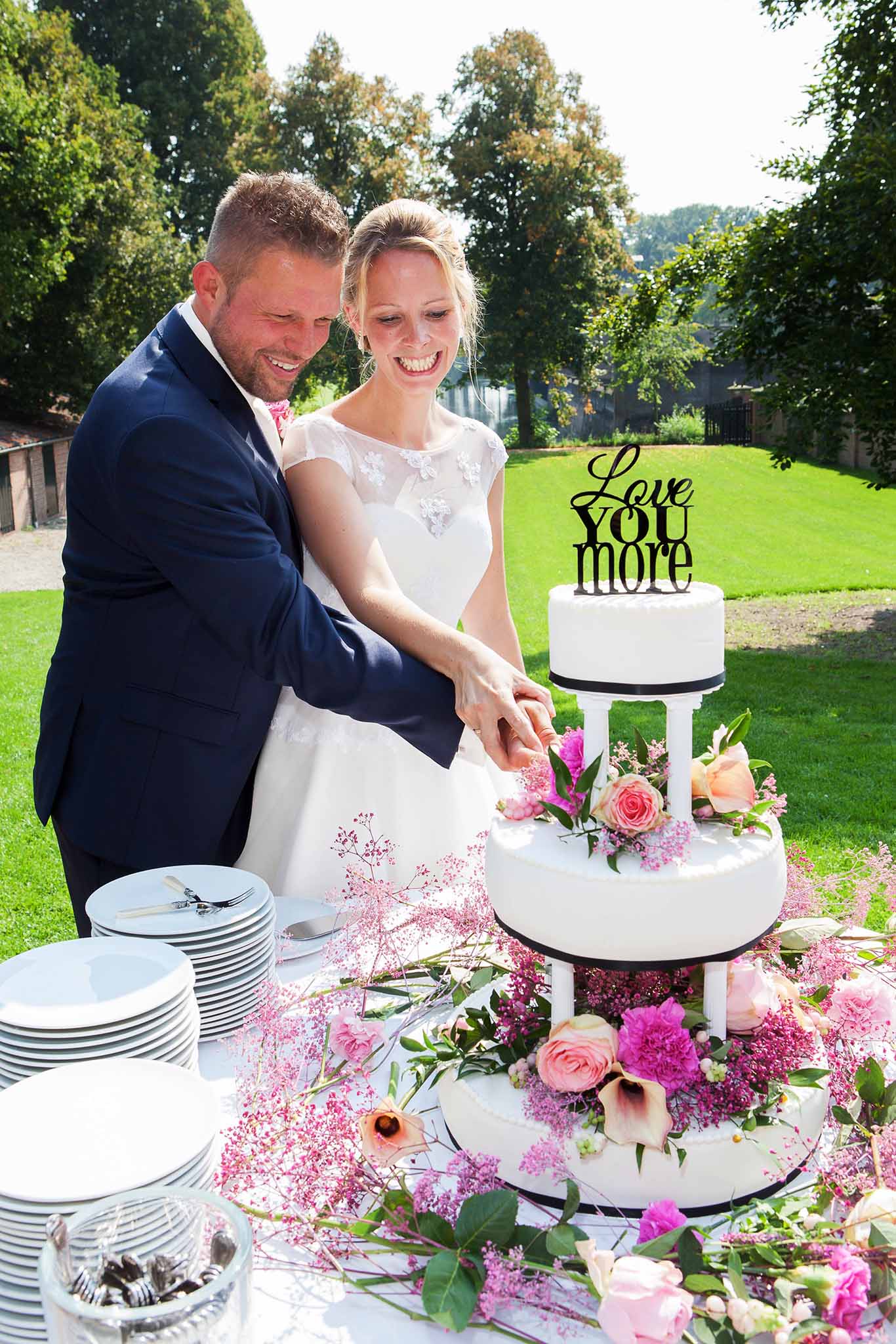 bruidspaar snijd de taart aan op kasteel amerongen