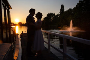 bruidspaar bij ondergaande zon tijden een golden hour fotoshoot